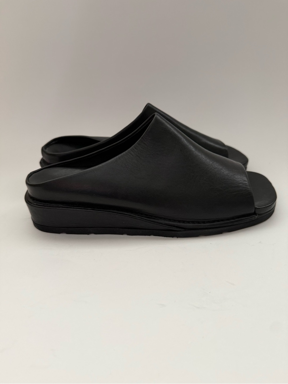 Cole Haan Black Leather Wedge Slide Sandals Size 8.5 AA Narrow - Picture 2 of 3